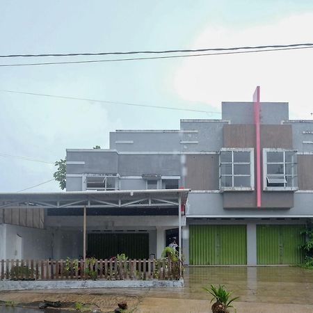 Готель Reddoorz At Lapangan Bandara Sam Ratulangi Манадо Екстер'єр фото