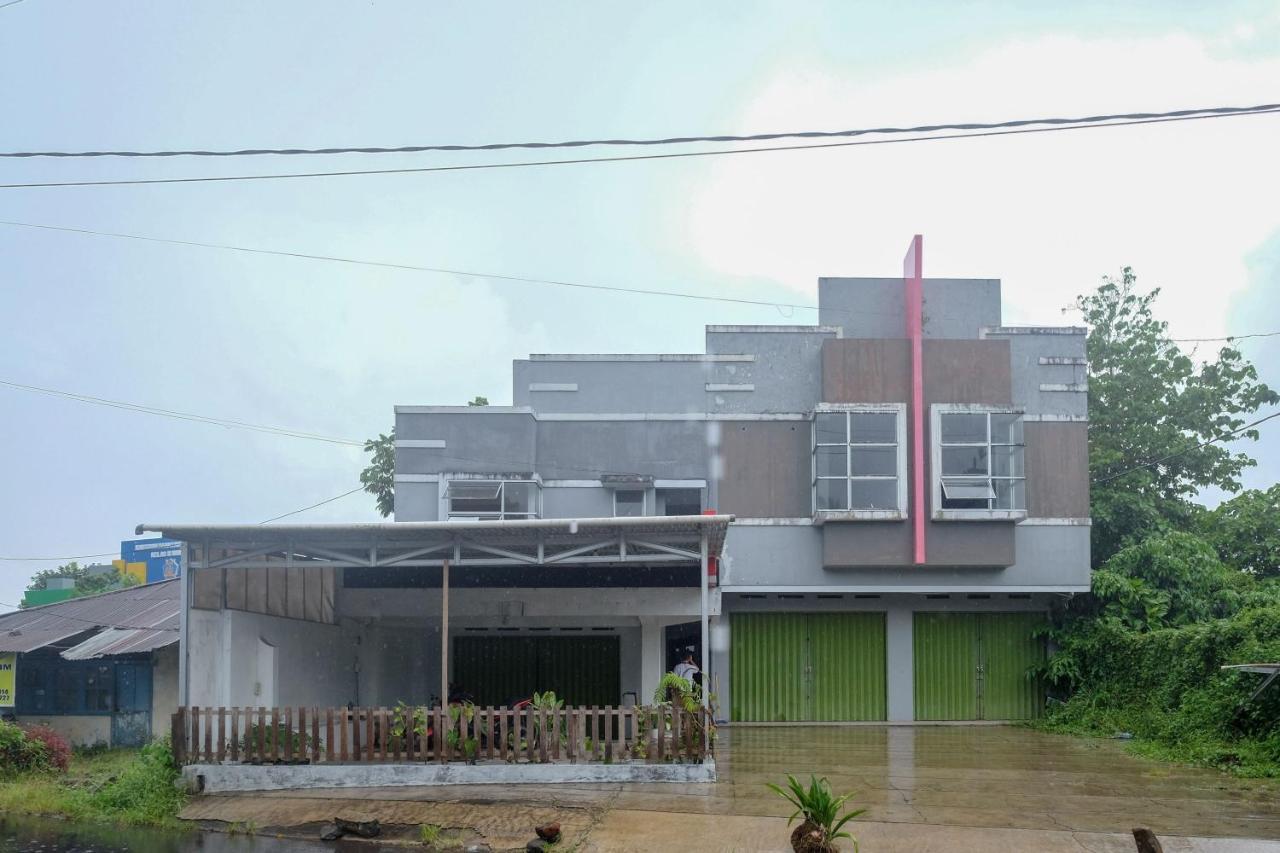 Готель Reddoorz At Lapangan Bandara Sam Ratulangi Манадо Екстер'єр фото