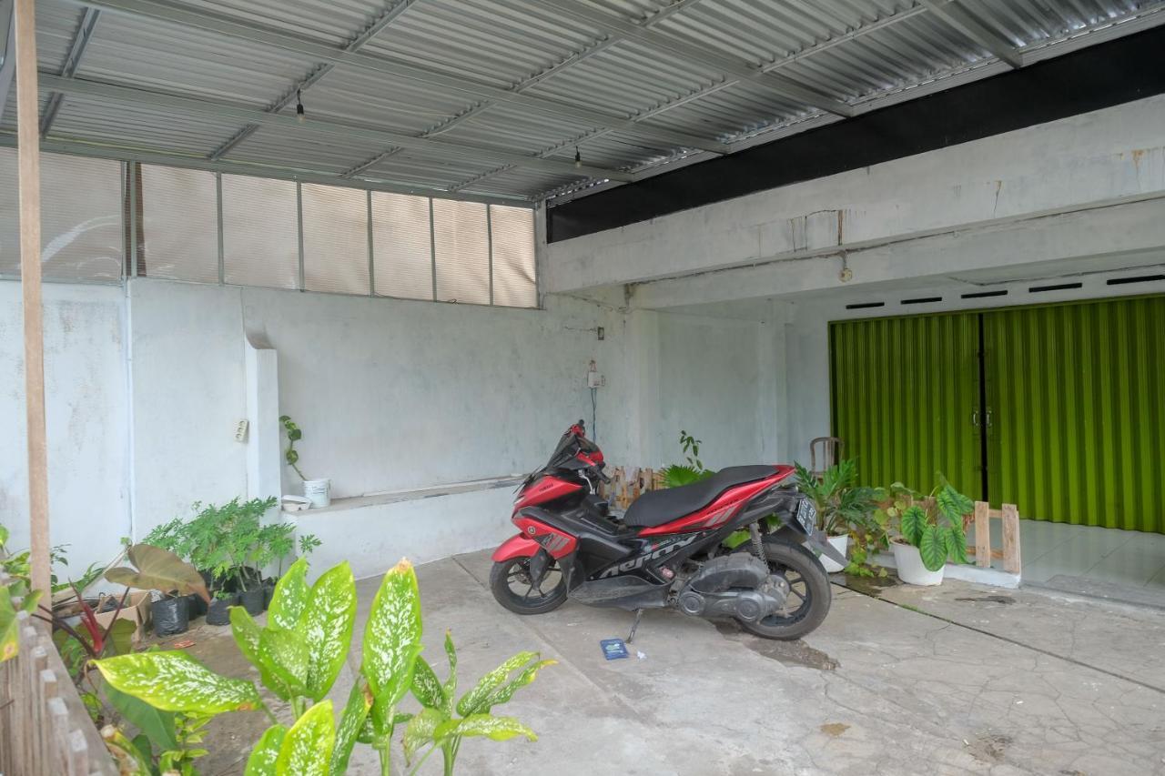 Готель Reddoorz At Lapangan Bandara Sam Ratulangi Манадо Екстер'єр фото