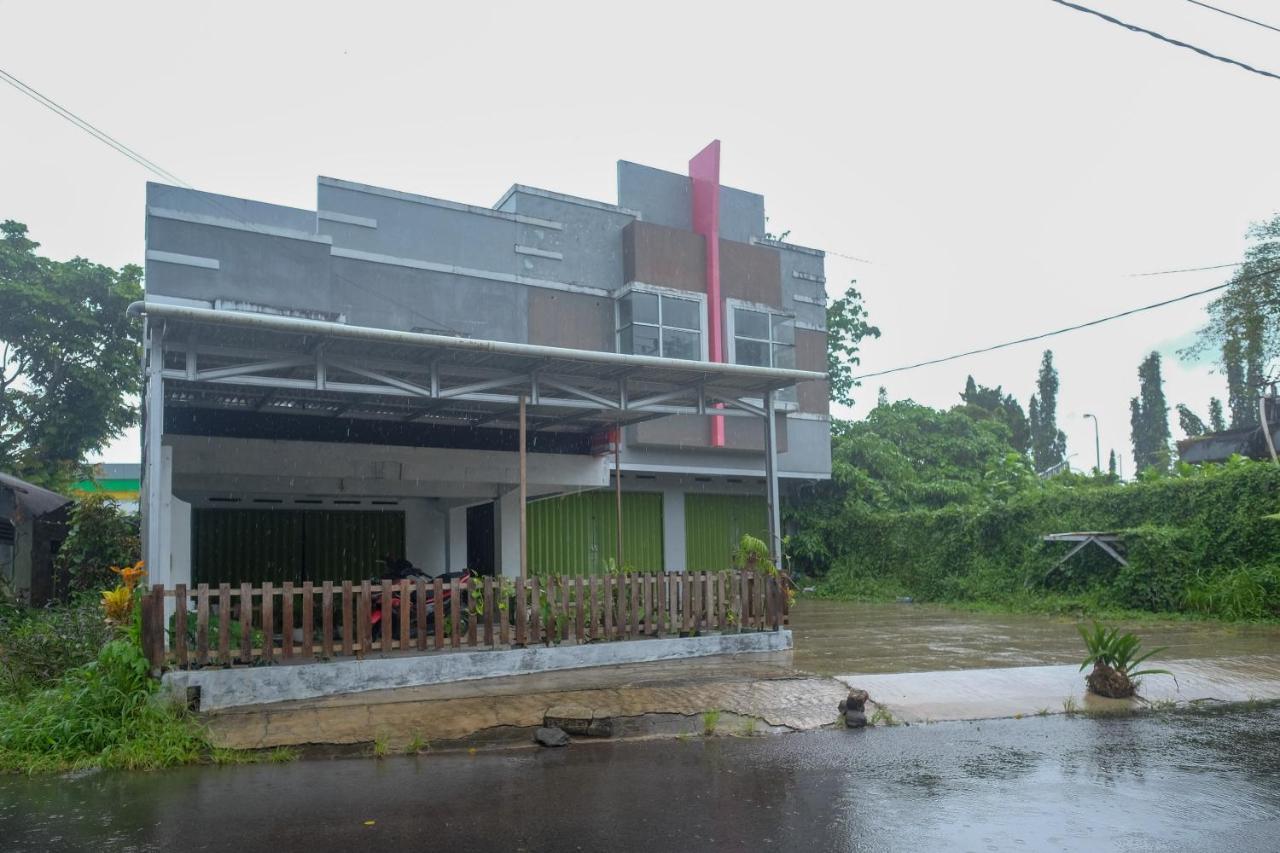 Готель Reddoorz At Lapangan Bandara Sam Ratulangi Манадо Екстер'єр фото