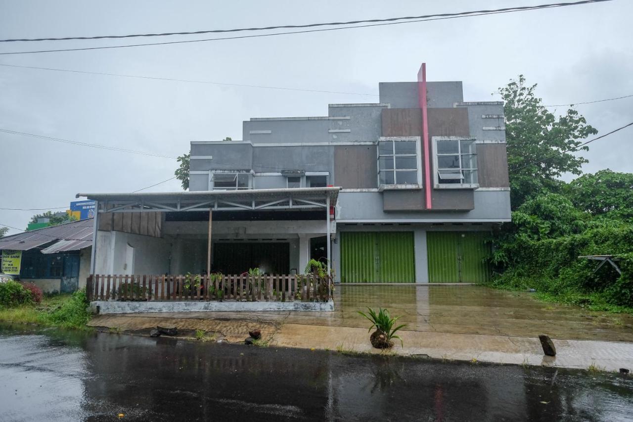 Готель Reddoorz At Lapangan Bandara Sam Ratulangi Манадо Екстер'єр фото